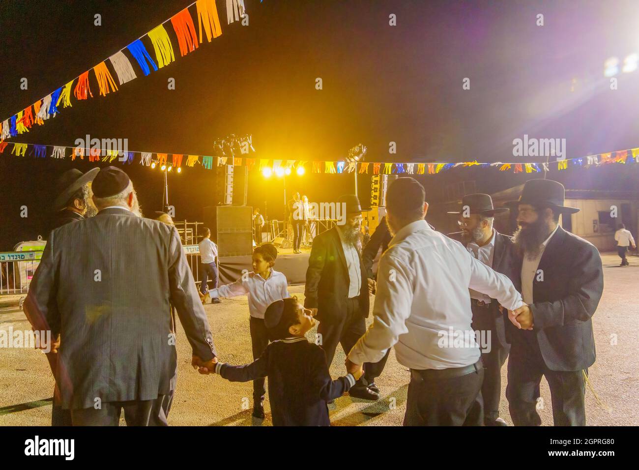 Safed, Israel - 28. September 2021: Jüdische Männer tanzen in Safed (Tzfat), Israel, zu Musikliedern, die Teil der Simchat-Torah-Tradition sind Stockfoto