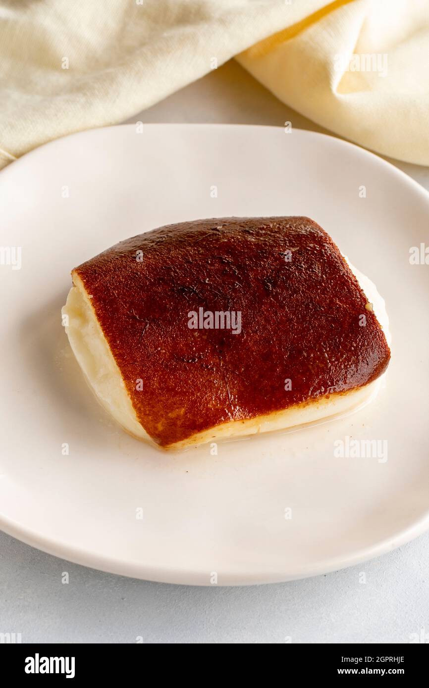 Gebratenes Milchdessert auf weißem Hintergrund. Türkisches Dessert Kazandibi Stockfoto