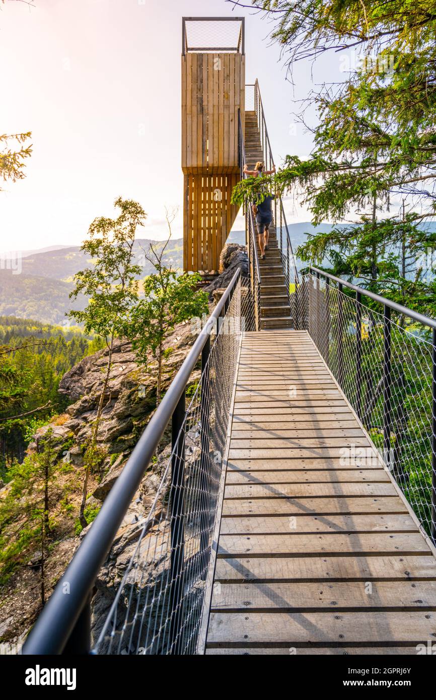 ROKYTNICE NAD JIZEROU, TSCHECHISCHE REPUBLIK - 18. JULI 2021: Neuer und moderner Aussichtspark The Guard Patrol, Tschechische: Straz, auf dem Straznik-Hügel oberhalb von Rokytnice nad Jizerou, Nationalpark Riesengebirge. Besteht aus vier separaten Aussichtstürmen - der Fuchs, der Bergmann, der Bär und das Schaf. Stockfoto