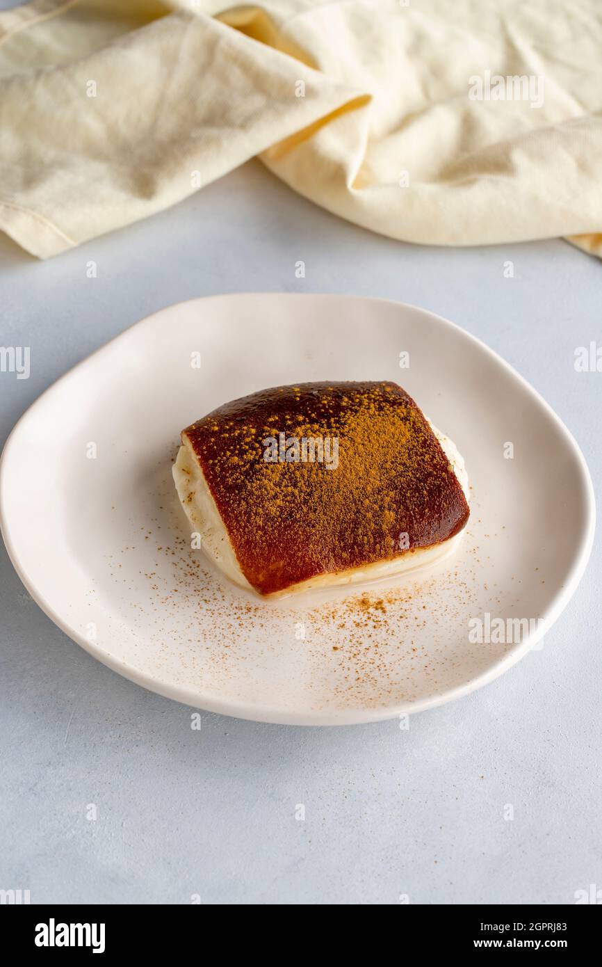 Gebratenes Milchdessert auf weißem Hintergrund. Türkisches Dessert Kazandibi Stockfoto