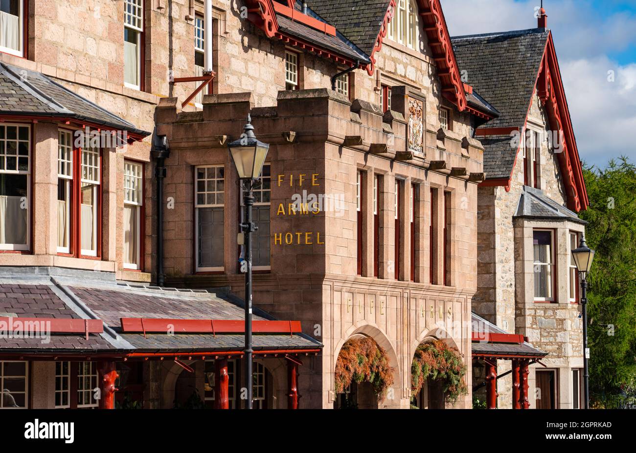 Außenansicht des exklusiven, exklusiven The Fife Arms Hotels in Braemar, Aberdeenshire, Schottland, Großbritannien Stockfoto