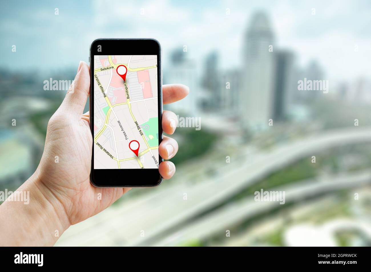 Man Hand hält Smartphone mit GPS-Karte zu Route Ziel Netzwerk-Verbindung. Straßenkarte mit GPS-Symbolen Navigation. Stockfoto