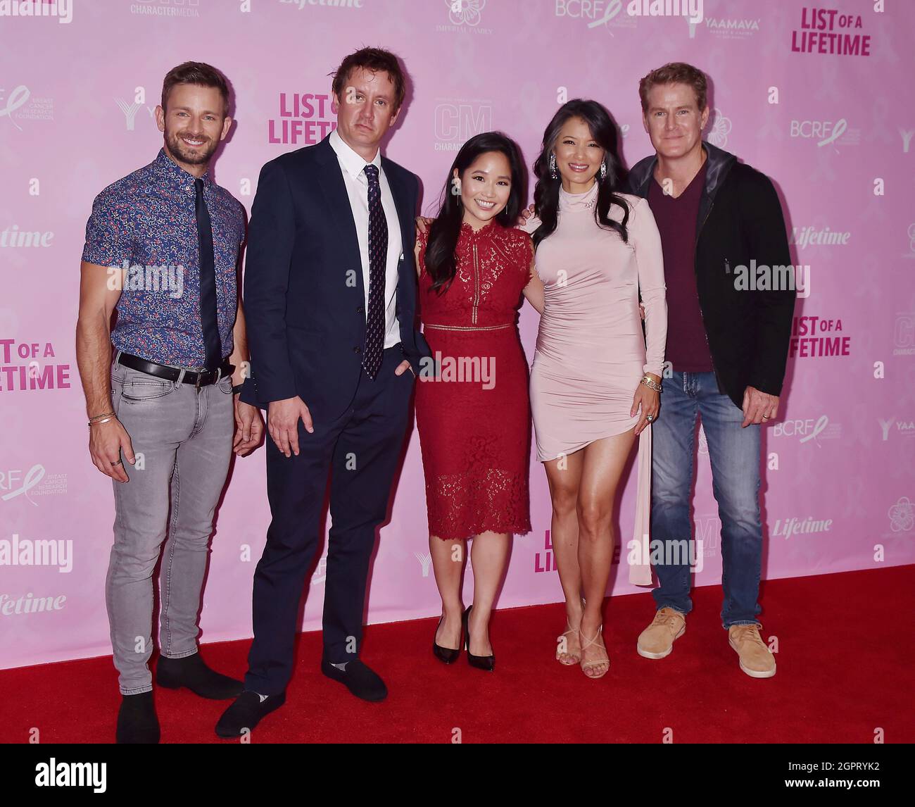 LOS ANGELES, CA - 29. SEPTEMBER: (L-R) Derek Yates, Chad Lindberg, Sylvia Kwan, Kelly Hu und Jamie Kaler besuchen die Premiere von 'List of a Lifetime' bei Stockfoto