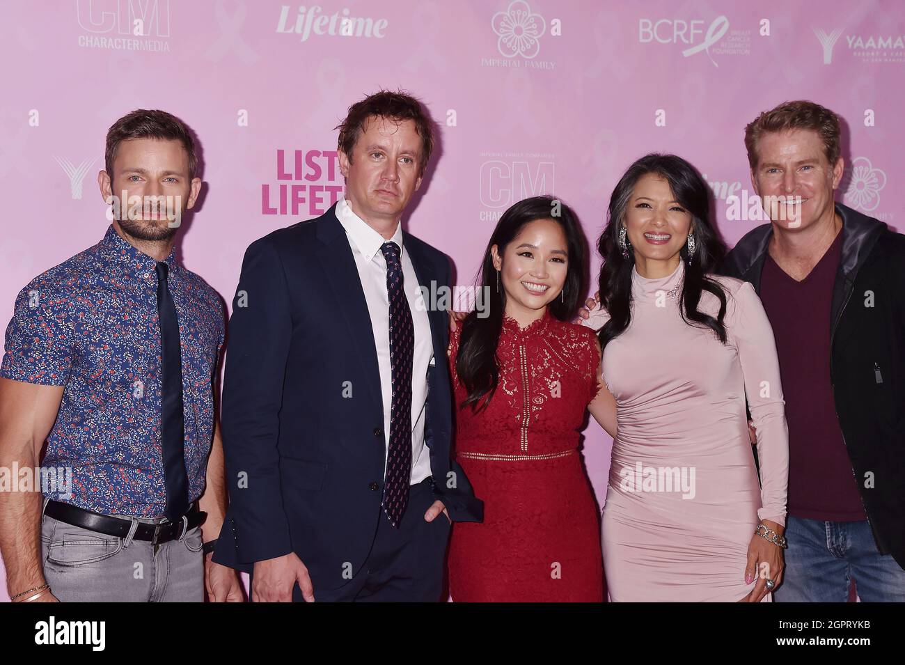LOS ANGELES, CA - 29. SEPTEMBER: (L-R) Derek Yates, Chad Lindberg, Sylvia Kwan, Kelly Hu und Jamie Kaler besuchen die Premiere von 'List of a Lifetime' bei Stockfoto