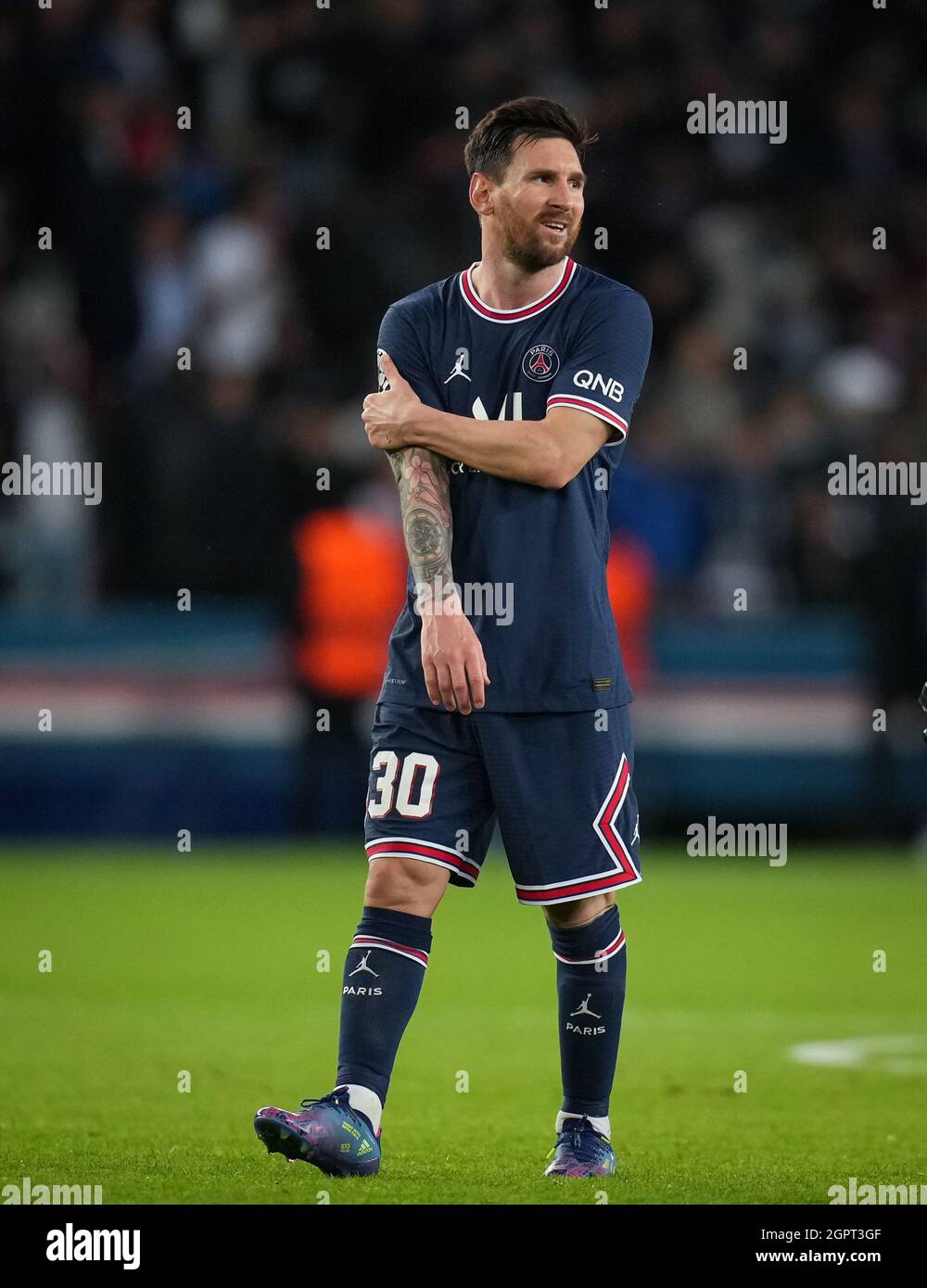 Paris, Frankreich. September 2021. Lionel Messi vom PSG hält sich während des späteren Teils des Spiels während des UEFA Champions League-Spiels zwischen Paris Saint Germain und Manchester City am 28. September 2021 im Parc des Princes, Paris, Frankreich, am Arm. Foto von Andy Rowland. Quelle: Prime Media Images/Alamy Live News Stockfoto