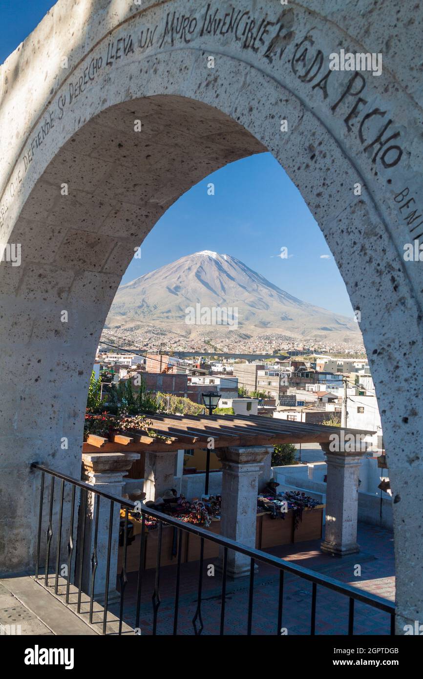 Misti-Vulkan und Bögen auf dem Yanahuara-Platz in Arequipa, Peru Stockfoto