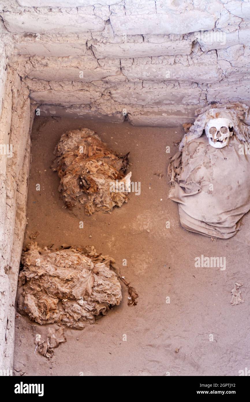 Erhaltene Mumien in einem Grab des Chauchilla-Friedhofs in Nazca, Peru Stockfoto