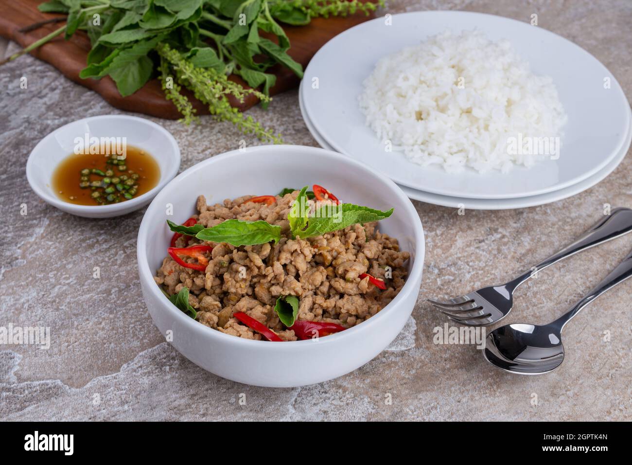 Gebratenes Hackfleisch und Basilikum mit Reis , Thai Famous Street Food ...