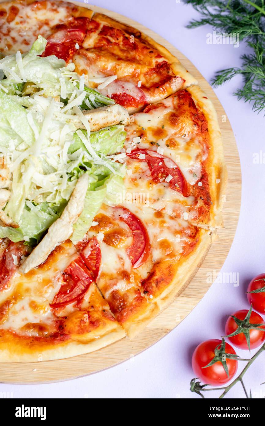 Pizza mit extra Käse Basilikum gekrönt Stockfoto