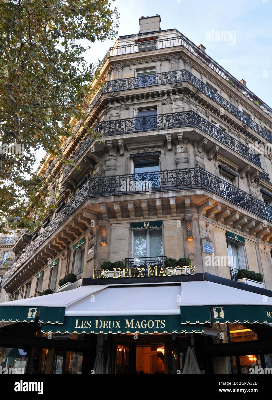 Das Gebäude, in dem Les Deux Magots untergebracht ist, ein berühmtes Café und beliebtes Touristenziel im Viertel Saint-Germain-des-Prés von Paris. Stockfoto