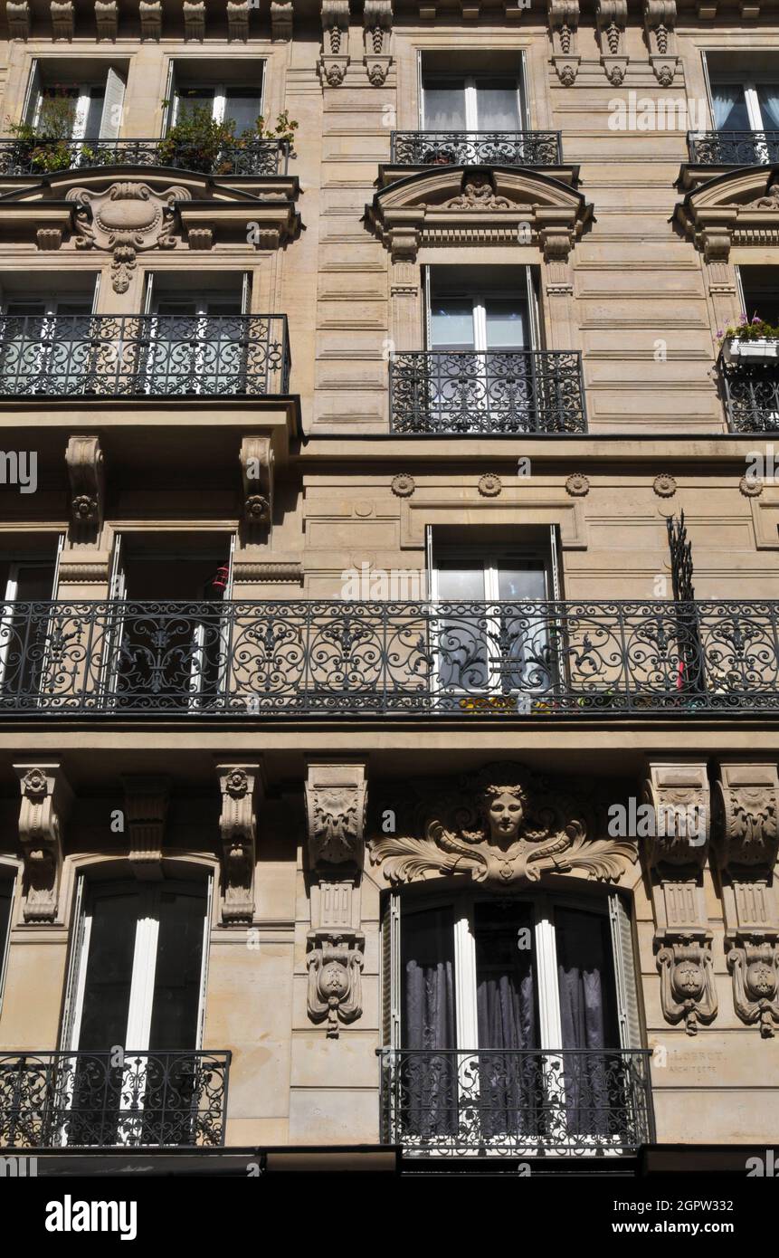 Die Fassade eines Wohngebäudes im Marais, einem historischen Viertel in Paris am rechten Ufer der seine. Stockfoto