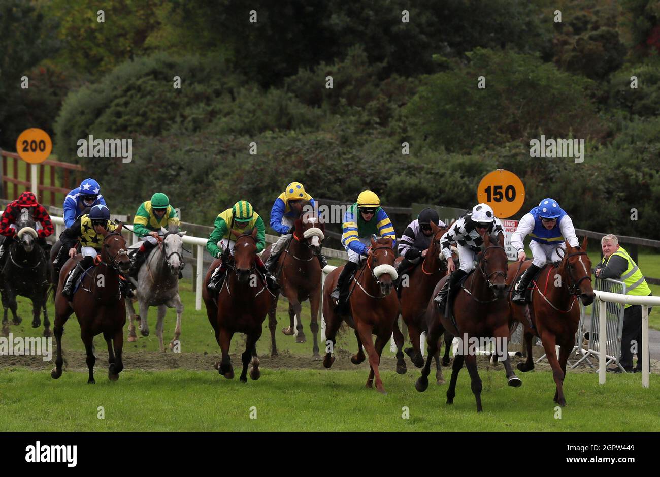 Keine Probleme und Seamie Heffernan (zweite rechts) kommt nach Hause, um das Byrne Marquees Handicap auf der Bellewstown Racecourse in der Grafschaft Meath, Irland, zu gewinnen. Bilddatum: Donnerstag, 30. September 2021. Stockfoto