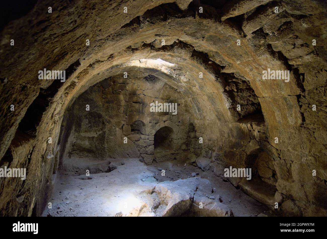 Felsgesteintes Höhlenhaus in der Türkei in einem Raum in der unterirdischen Stadt Guzelyurt, Kappadokien Stockfoto