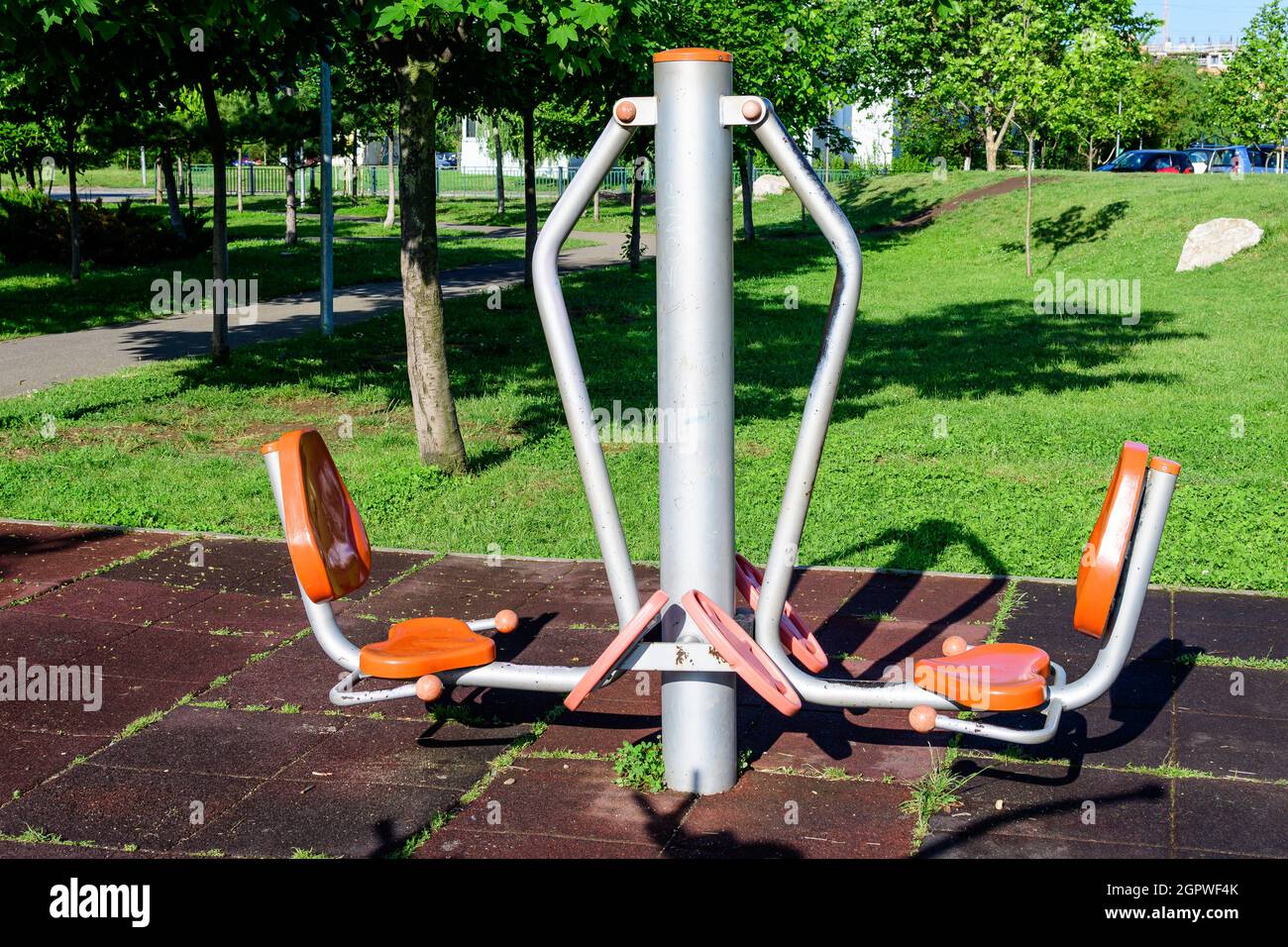 Outdoor-Fitnessgerät in einem Stadtpark für Sport und Aktivitäten, an einem sonnigen Frühlingstag, in Bukarest, Rumänien Stockfoto