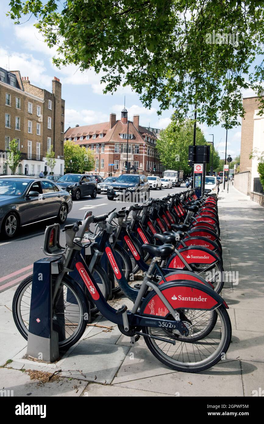Santander Fahrräder oder Fahrräder, die im Regal stehen, Park Road Westminster London NW1 England Großbritannien Stockfoto