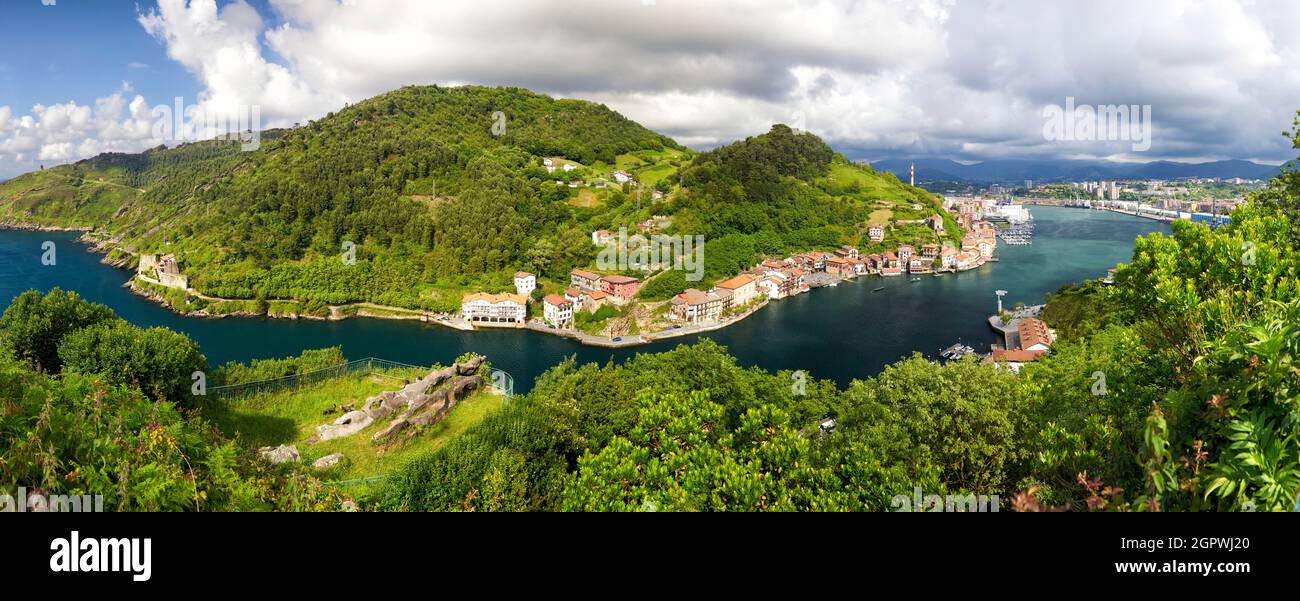 Blick auf das Fischerdorf mit seiner Uferpromenade und Booten in Pasai Donibane, Gipuzkoa, Baskenland, Spanien Stockfoto