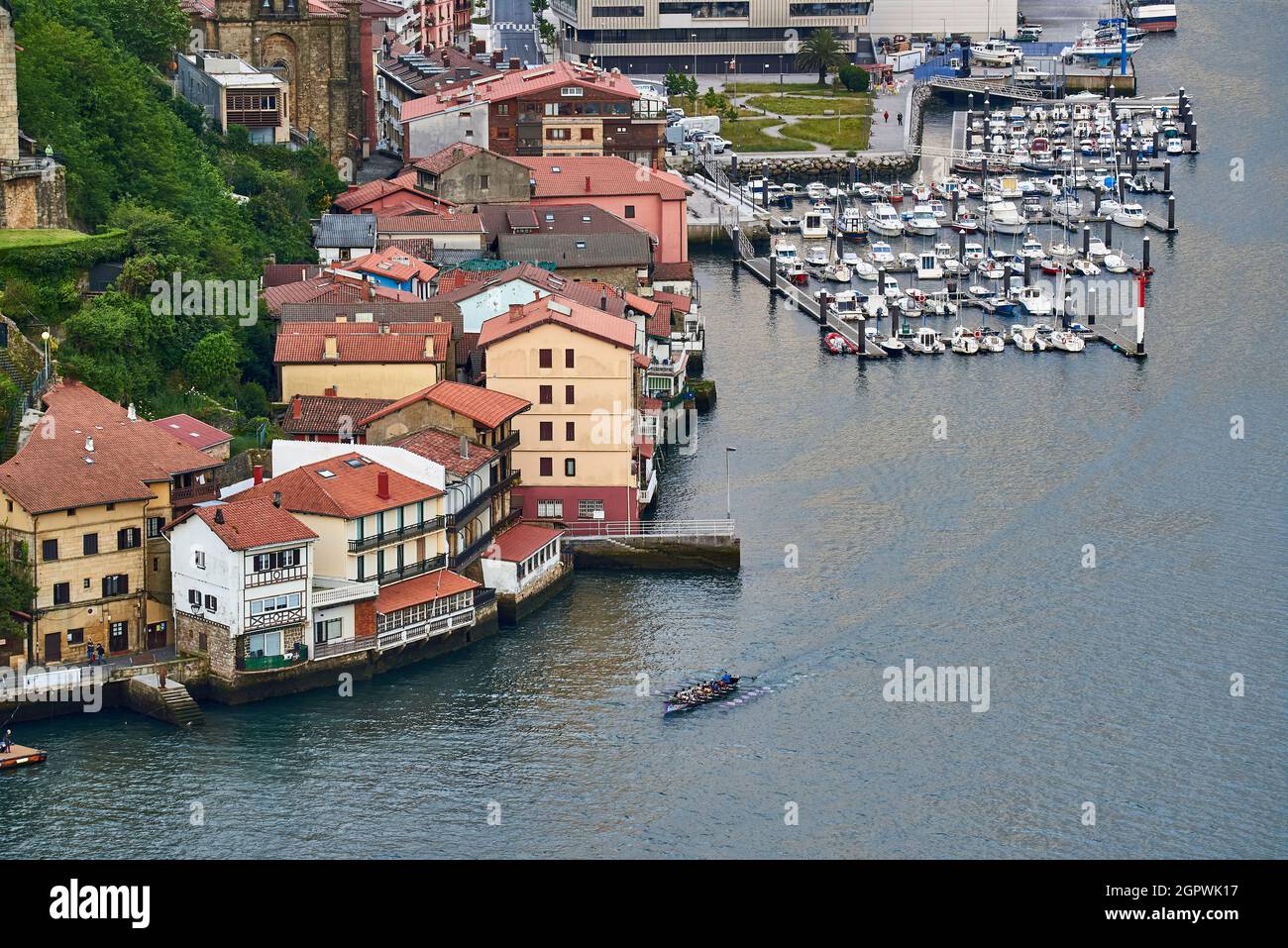 Blick auf das Fischerdorf mit seiner Uferpromenade und Booten in Pasai Donibane, Gipuzkoa, Baskenland, Spanien Stockfoto