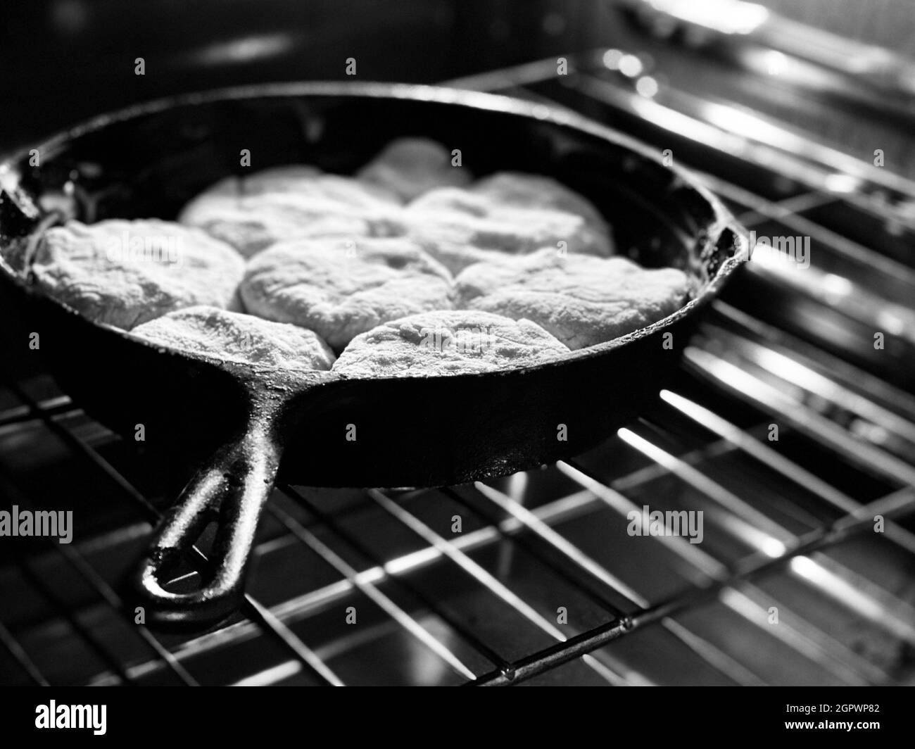 Omas hausgemachte Kekse in Einer gusseisernen Pfanne Stockfotografie - Alamy