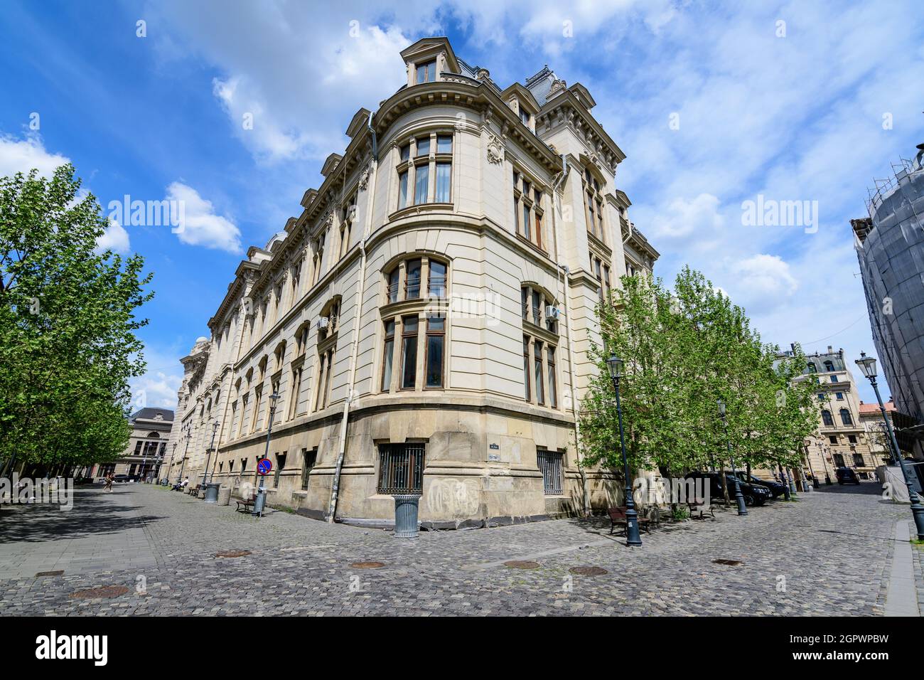 Bukarest, Rumänien - 6. Mai 2021: Alte Gebäude mit Bars und Restaurants in der French Street (Strada Franceza) im historischen Zentrum (Centrul Vechi) Stockfoto