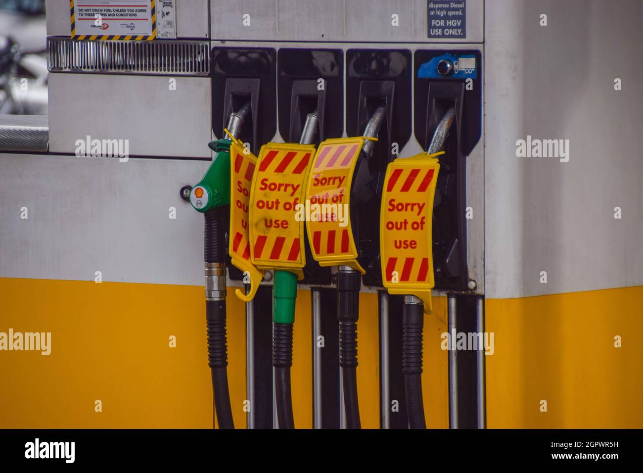 London, Großbritannien. September 2021. Schilder „Sorry, außer Betrieb“ an einer Shell-Station in Islington, die nach der Wiedereröffnung nur einen Tag lang kein Benzin mehr hatte. An vielen Tankstellen ist aufgrund des Mangels an Lkw-Fahrern im Zusammenhang mit dem Brexit und des panischen Kaufs Benzin ausgelaufen. Stockfoto