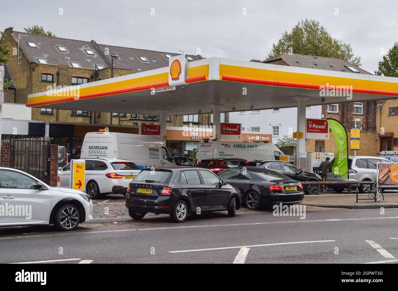 London, Großbritannien. September 2021. Warteschlangen an einer wiedereröffneten Shell-Station auf der Holloway Road. An den meisten Tankstellen ist aufgrund des Mangels an Lkw-Fahrern im Zusammenhang mit dem Brexit und des panischen Kaufs Benzin ausgelaufen. Stockfoto