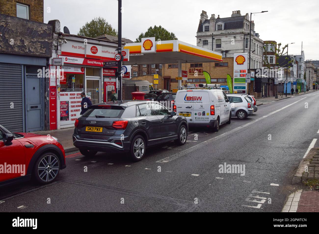 London, Großbritannien. September 2021. Warteschlangen an einer wiedereröffneten Shell-Station auf der Holloway Road. An den meisten Tankstellen ist aufgrund des Mangels an Lkw-Fahrern im Zusammenhang mit dem Brexit und des panischen Kaufs Benzin ausgelaufen. Stockfoto