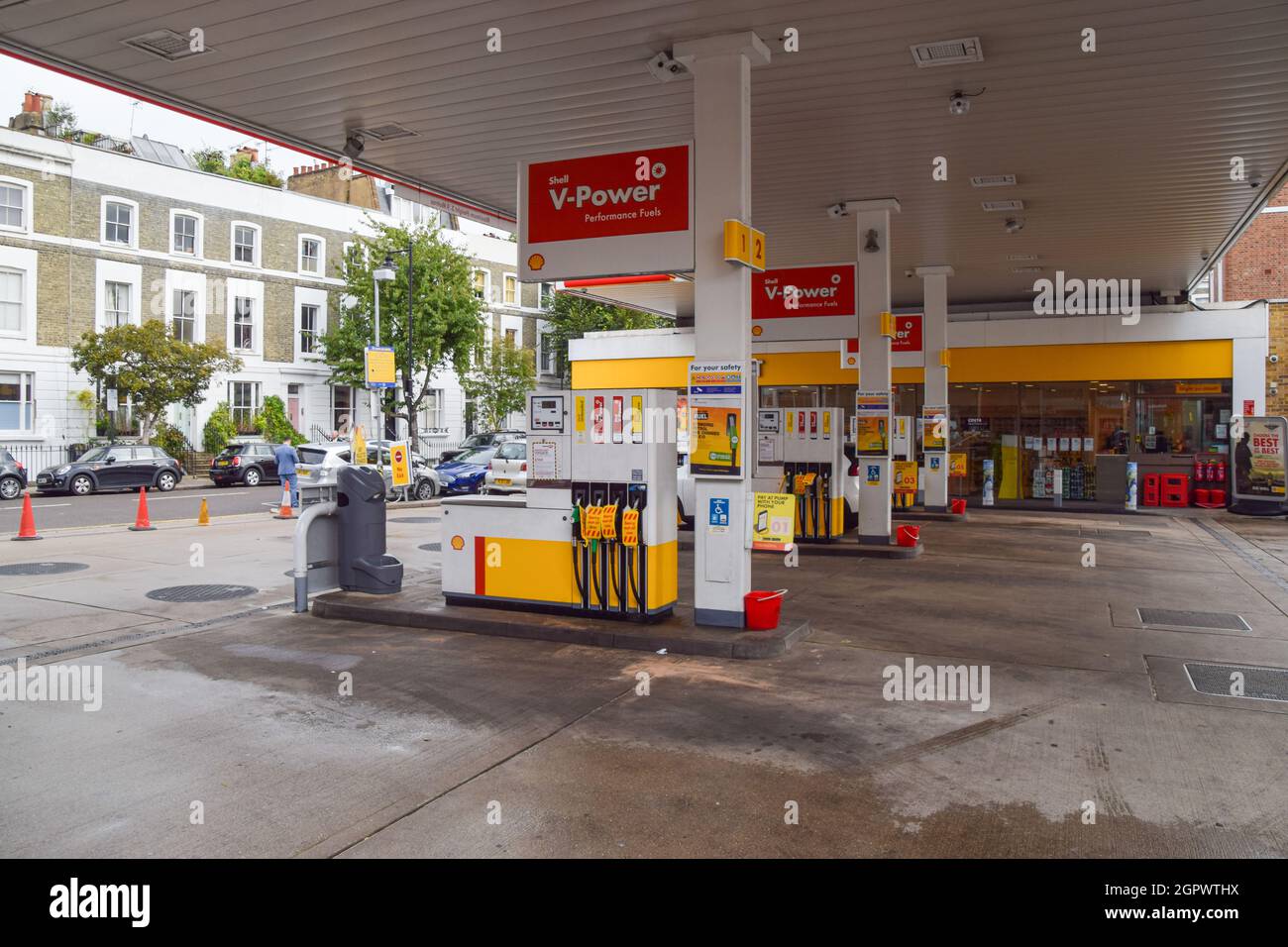 London, Großbritannien. September 2021. Eine leere Shell-Station in Islington, der nach der Wiedereröffnung für nur einen Tag das Benzin ausgegangen war. An vielen Tankstellen ist aufgrund des Mangels an Lkw-Fahrern im Zusammenhang mit dem Brexit und des panischen Kaufs Benzin ausgelaufen. Stockfoto
