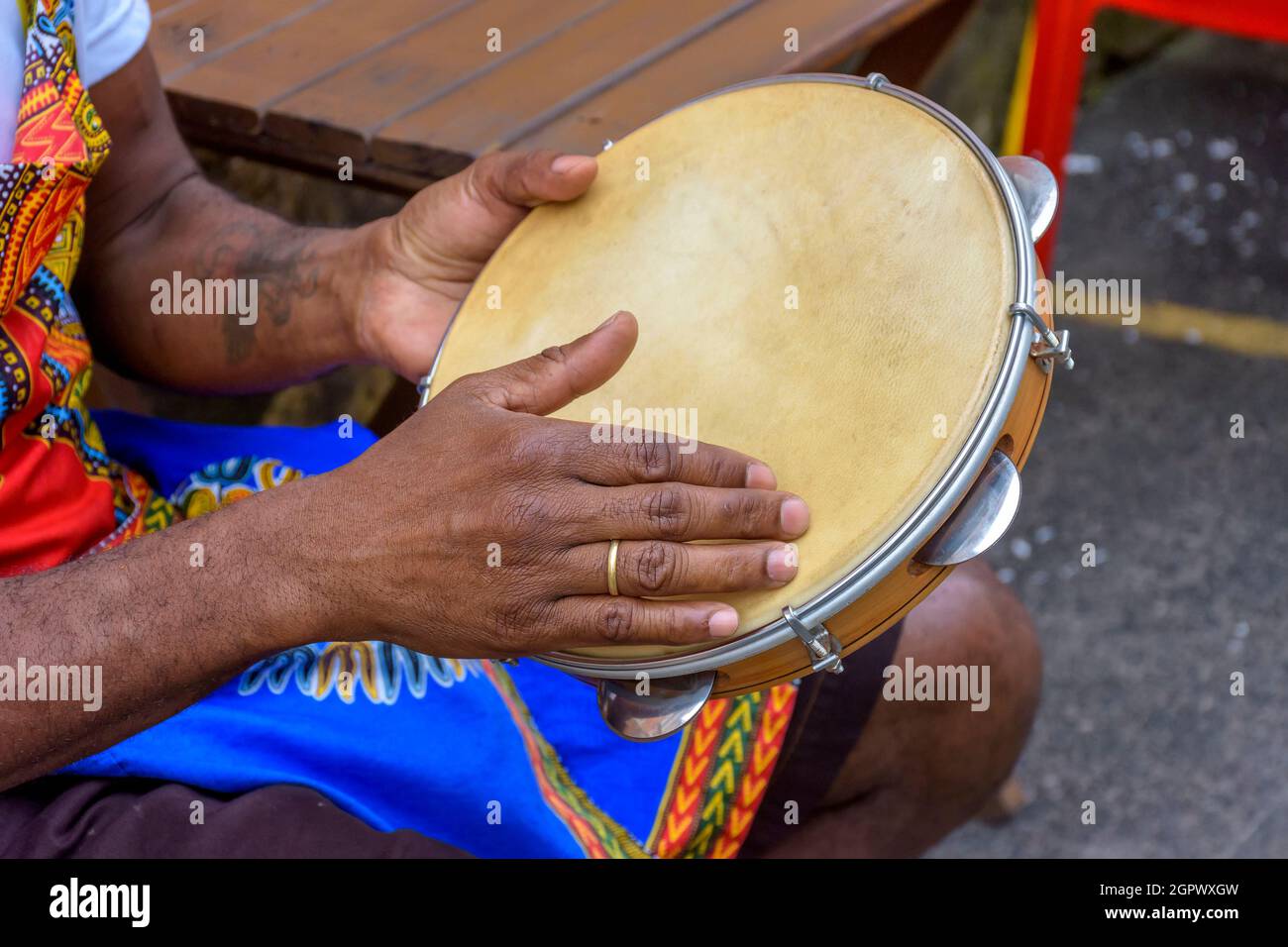 Brasilianische Samba-Performance mit Musiker spielt Tamburin in den Straßen von Pelourinha, Stadt Salvador, Bahia Stockfoto