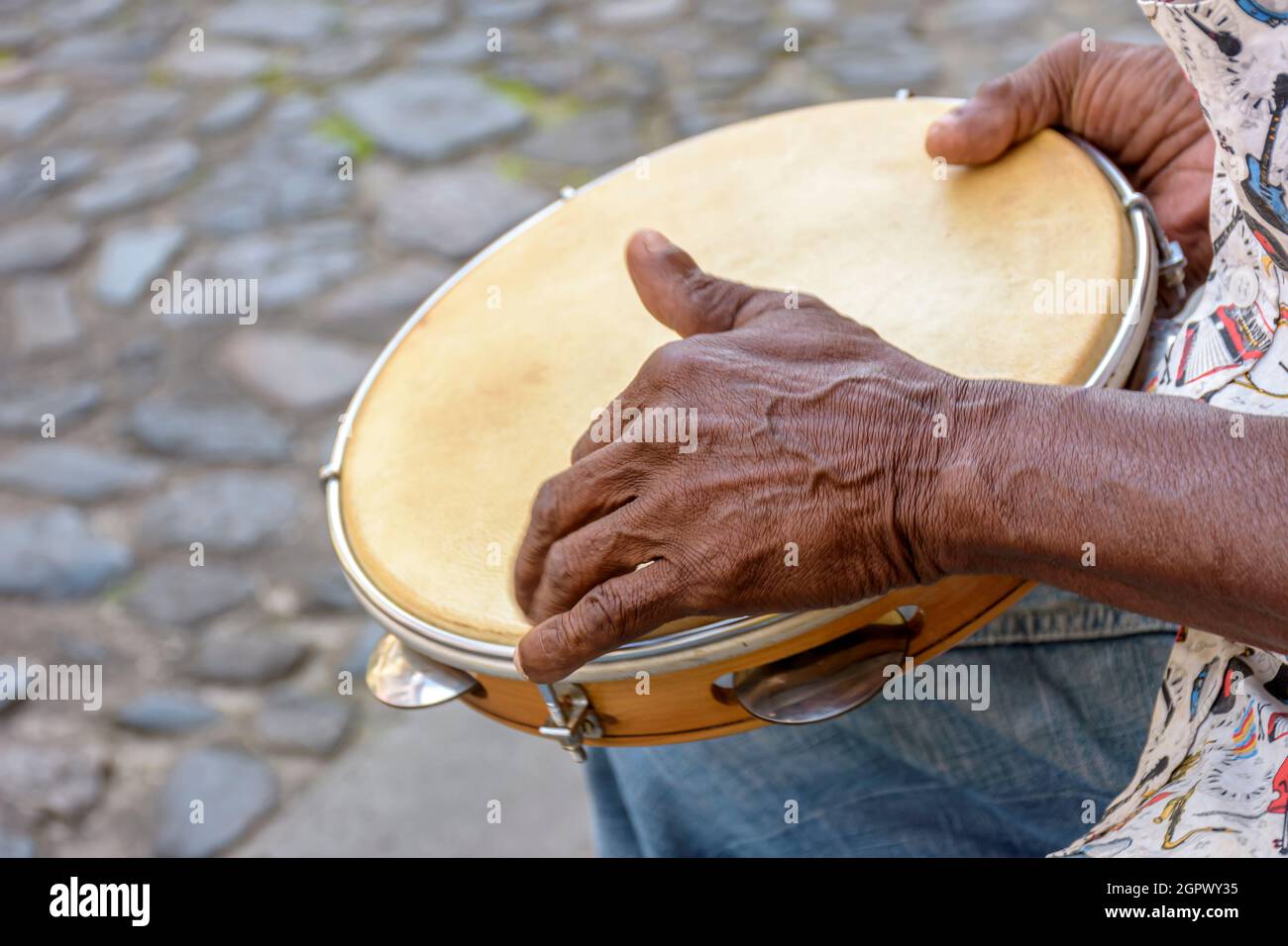 Brasilianische Samba-Performance mit Musiker spielt Tamburin in den Straßen von Pelourinha, Stadt Salvador, Bahia Stockfoto