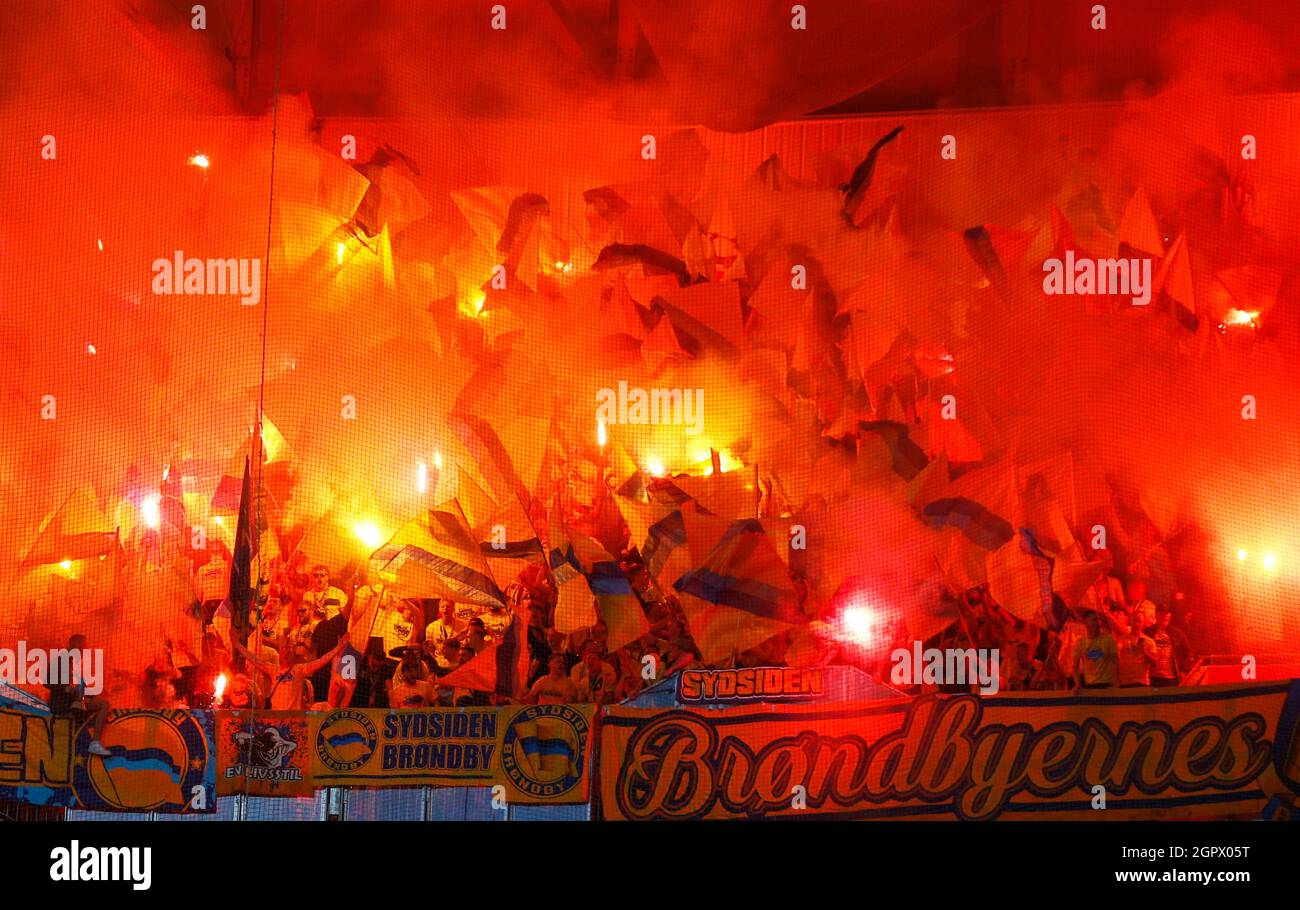 Fussball Europa League Gruppe A Olympique Lyonnais V Brondby Groupama Stadium Lyon Frankreich 30 September 2021 Fans Von Brondby Liessen Vor Dem Spiel Flare Im Stadion Von Reuters Denis Balibouse Stockfotografie Alamy