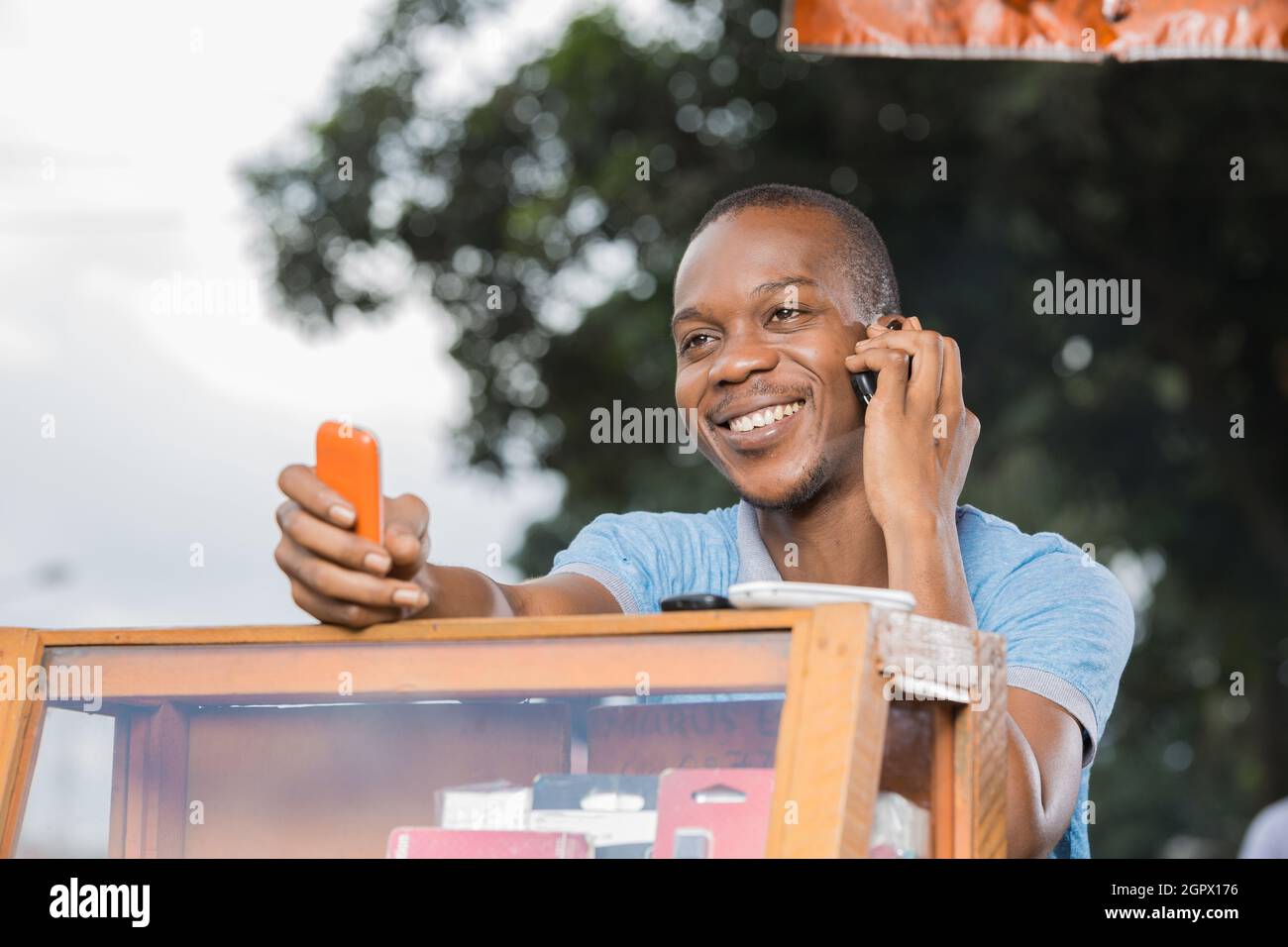jeune africain souriant en communication Stockfoto