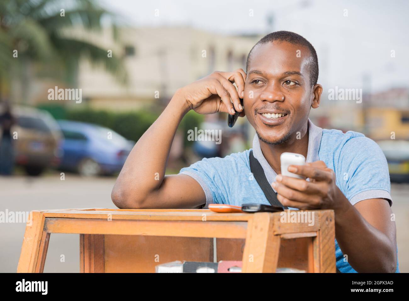 jeune homme africain souriant en communication Stockfoto