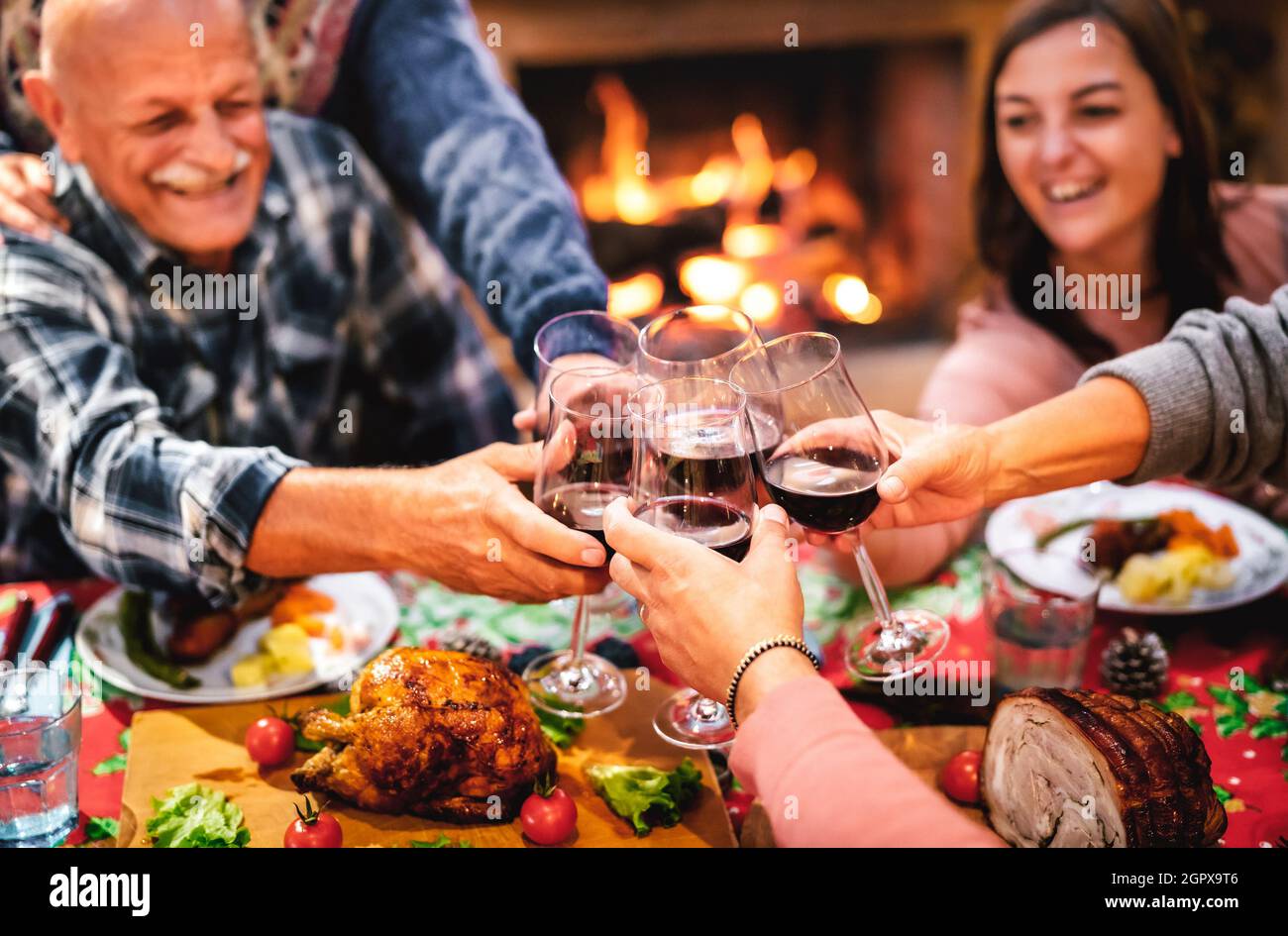 Leute toasten Rotweinglas Spaß beim Weihnachtsessen Reunion - Feiertagsfeier Konzept mit glücklichen Familie teilen Winterzeit zusammen Stockfoto