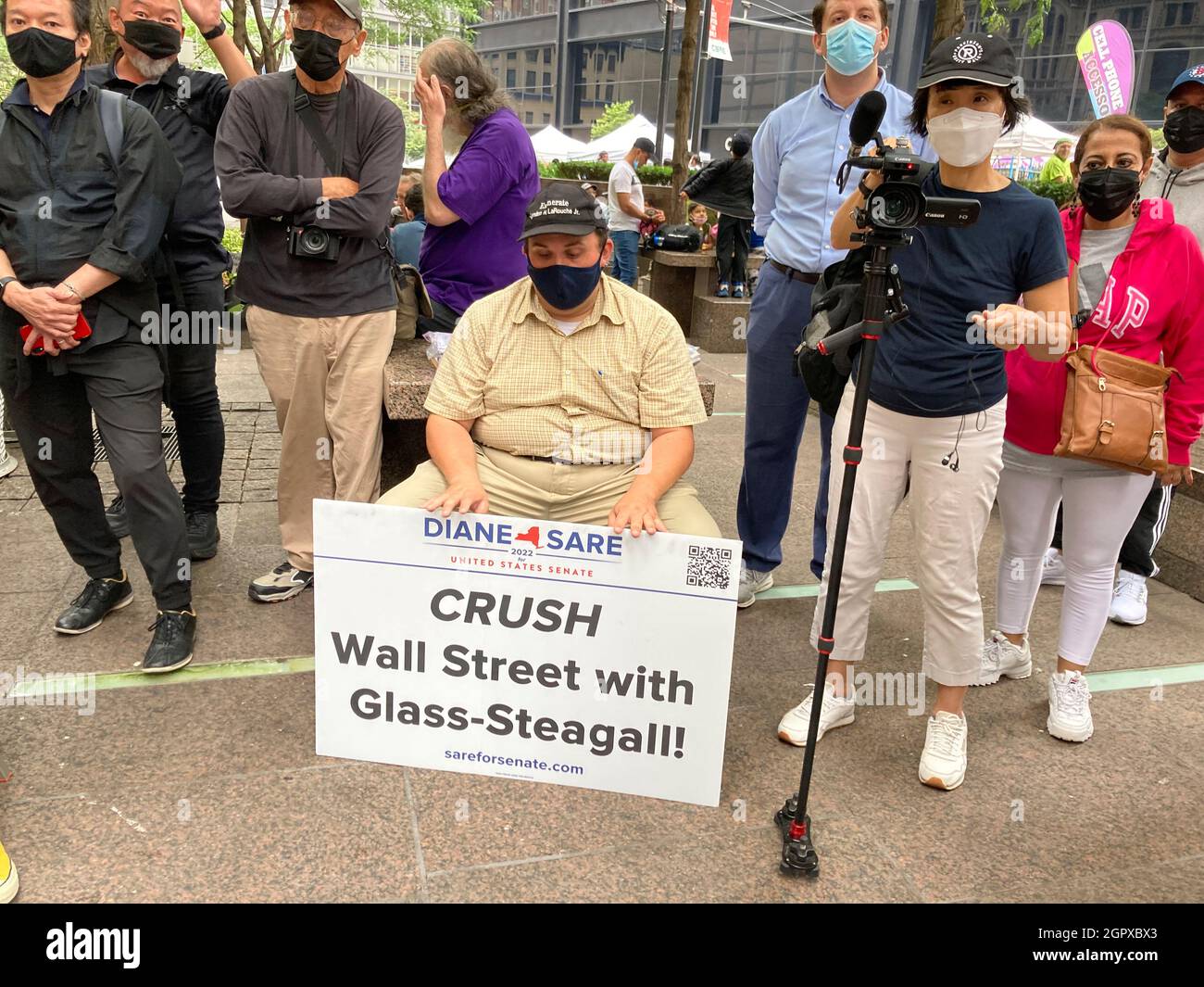 Am Freitag, dem 17. September 2021, versammeln sich Demonstranten im Zuccotti Park, um des 10. Jahrestages der Proteste von Occupy Wall Street zu gedenken. (© Frances M. Roberts) Stockfoto