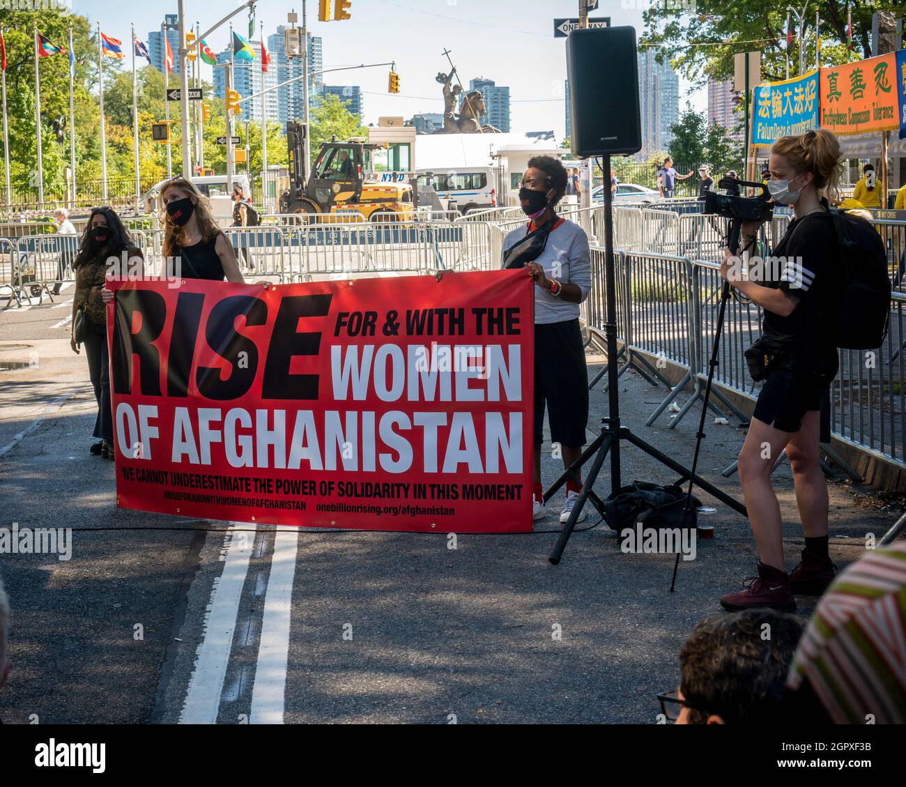 Aktivisten protestieren am Samstag, den 25. September 2021, vor den Vereinten Nationen auf der Dag Hammarskjold Plaza gegen die Behandlung von Frauen durch die Taliban in Afghanistan. (© Richard B. Levine) Stockfoto