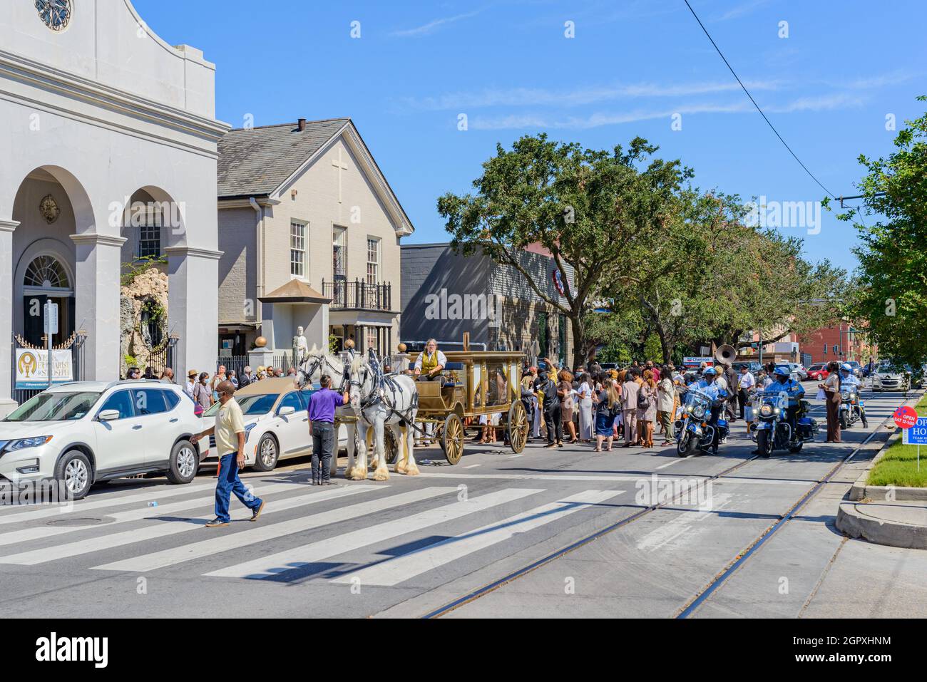 NEW ORLEANS, LA, USA - 25. SEPTEMBER 2021: Menschen versammelten sich in der Rampart Street zur Jazz-Trauerparade mit Pferdewagen und Polizeieskorte Stockfoto