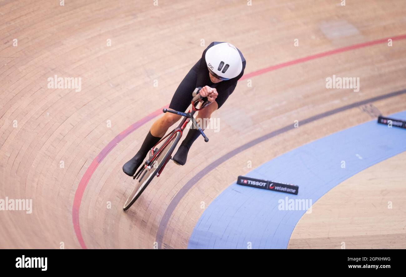 REDAKTIONELLE VERWENDUNG NUR die britische Radfahrerin Joss Lowden bricht im Velodrome Suisse in Grenchen, Schweiz, mit Unterstützung der Performance-Bekleidungsmarke Le Col, den UCI-Stundenrekord für die größte zurückgelegte Strecke in einer Stunde. Bilddatum: Donnerstag, 30. September 2021. Stockfoto