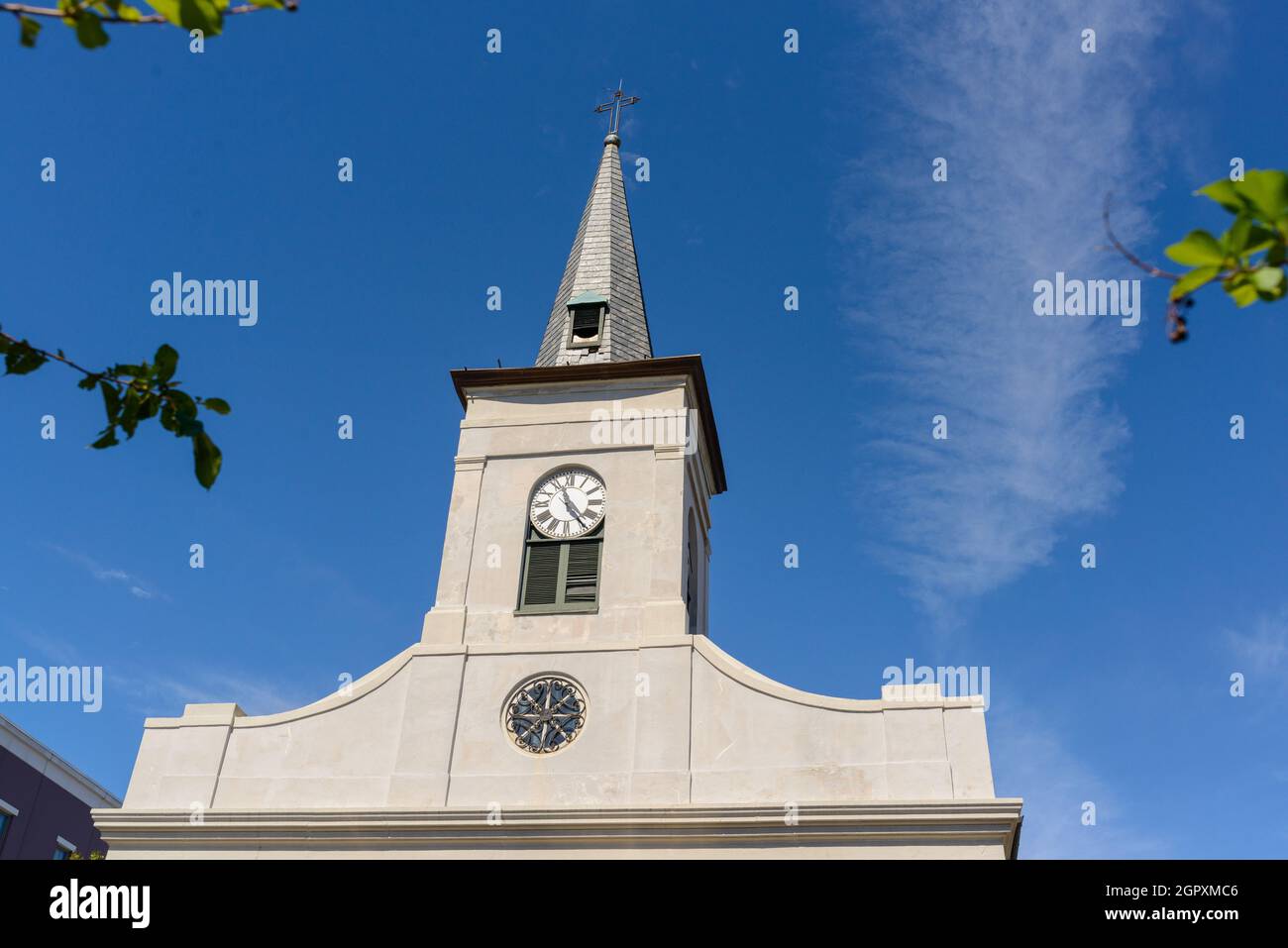 NEW ORLEANS, LA, USA - 25. SEPTEMBER 2021: Kirchturm der Kirche unserer Lieben Frau von Guadalupe in der Rampart Street Stockfoto