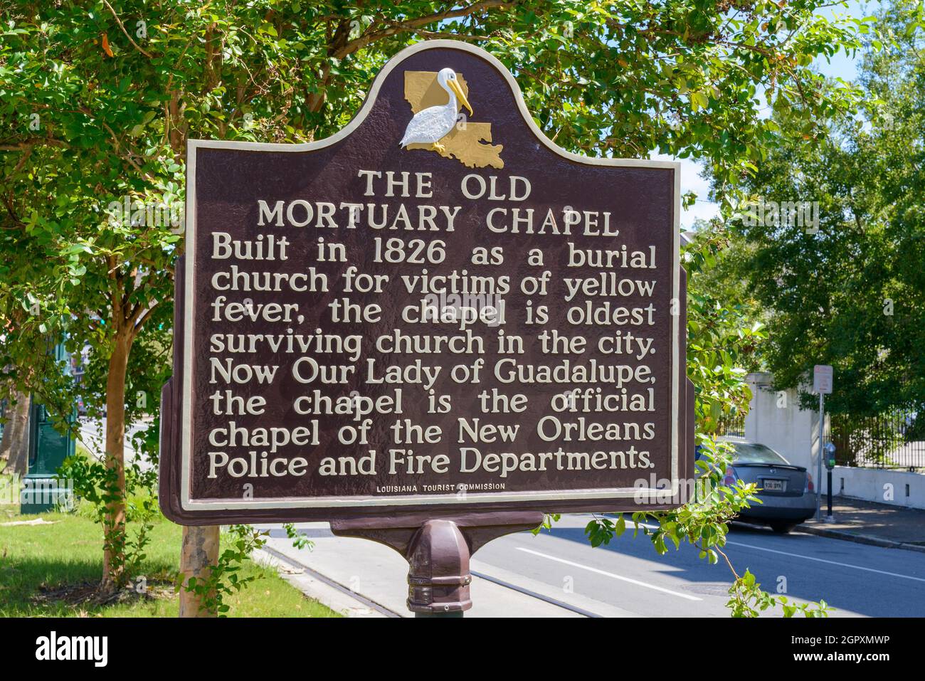 NEW ORLEANS, LA, USA - 25. SEPTEMBER 2021: Historischer Marker für die „Old Mortuary Chapel“ in der Rampart Street Stockfoto