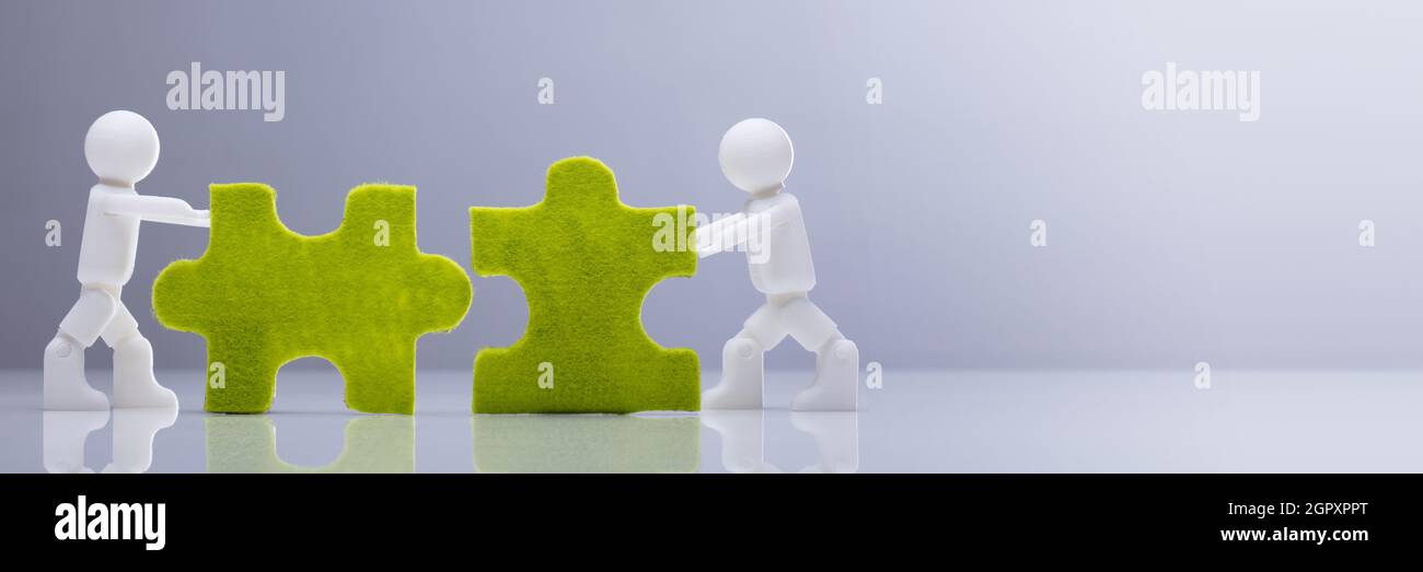 Erfolg Bei Der Implementierung Von Puzzle Teamwork Und Partnerschaft. Stichsäge Zusammenführen Verschieben Stockfoto