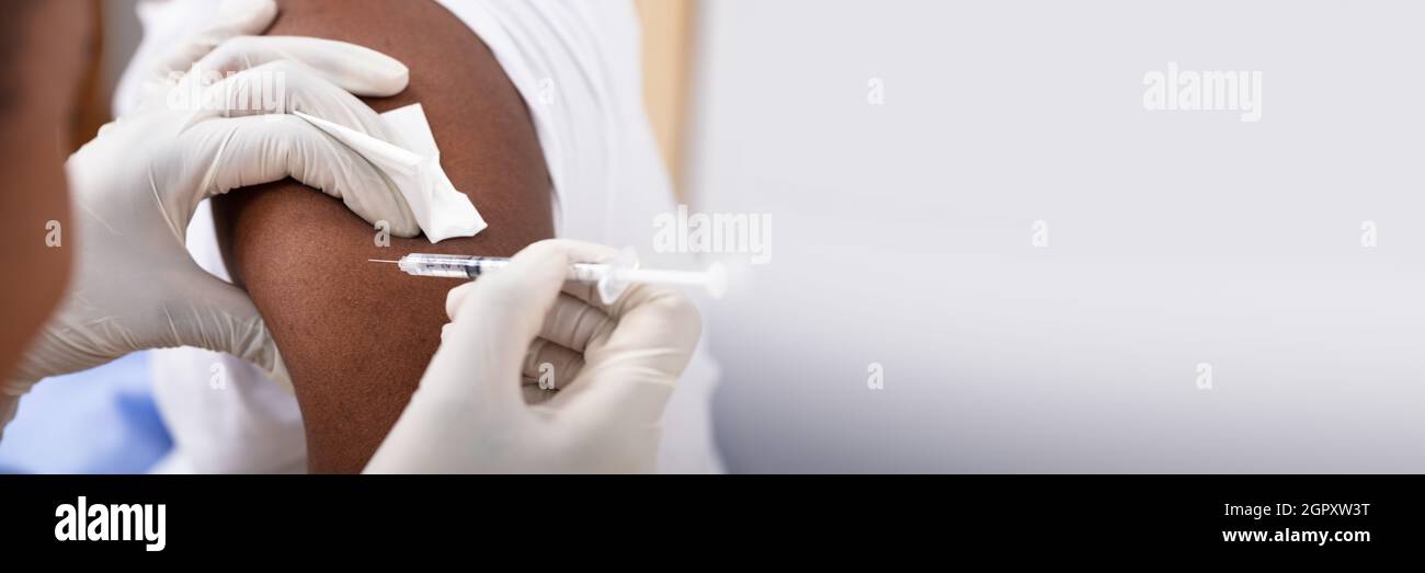 Afroamerikanische Menschen, Die Covid-19-Impfstoffinjektion In Arm Nehmen Stockfoto Afroamerikanische Menschen, Die Covid-19-Impfstoffinjektion In Arm Nehmen Stockfoto