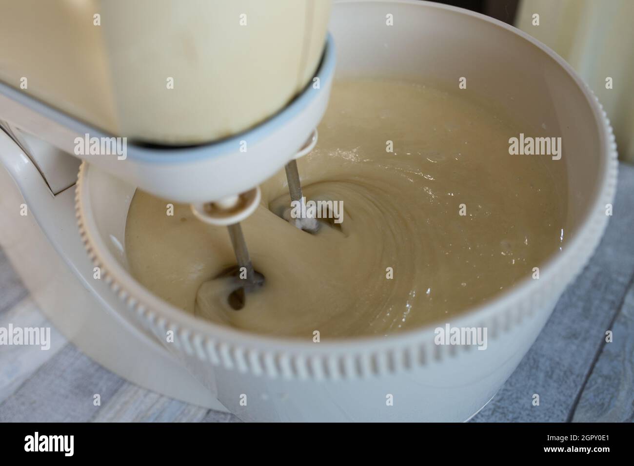 Schritt für Schritt der Prozess der Herstellung von Sauerrahm Pie Teig. Alle Zutaten werden in die Rührschüssel gegeben. Der Teig wird mit dem Schneebesen geknetet. Backkonzept. Stockfoto