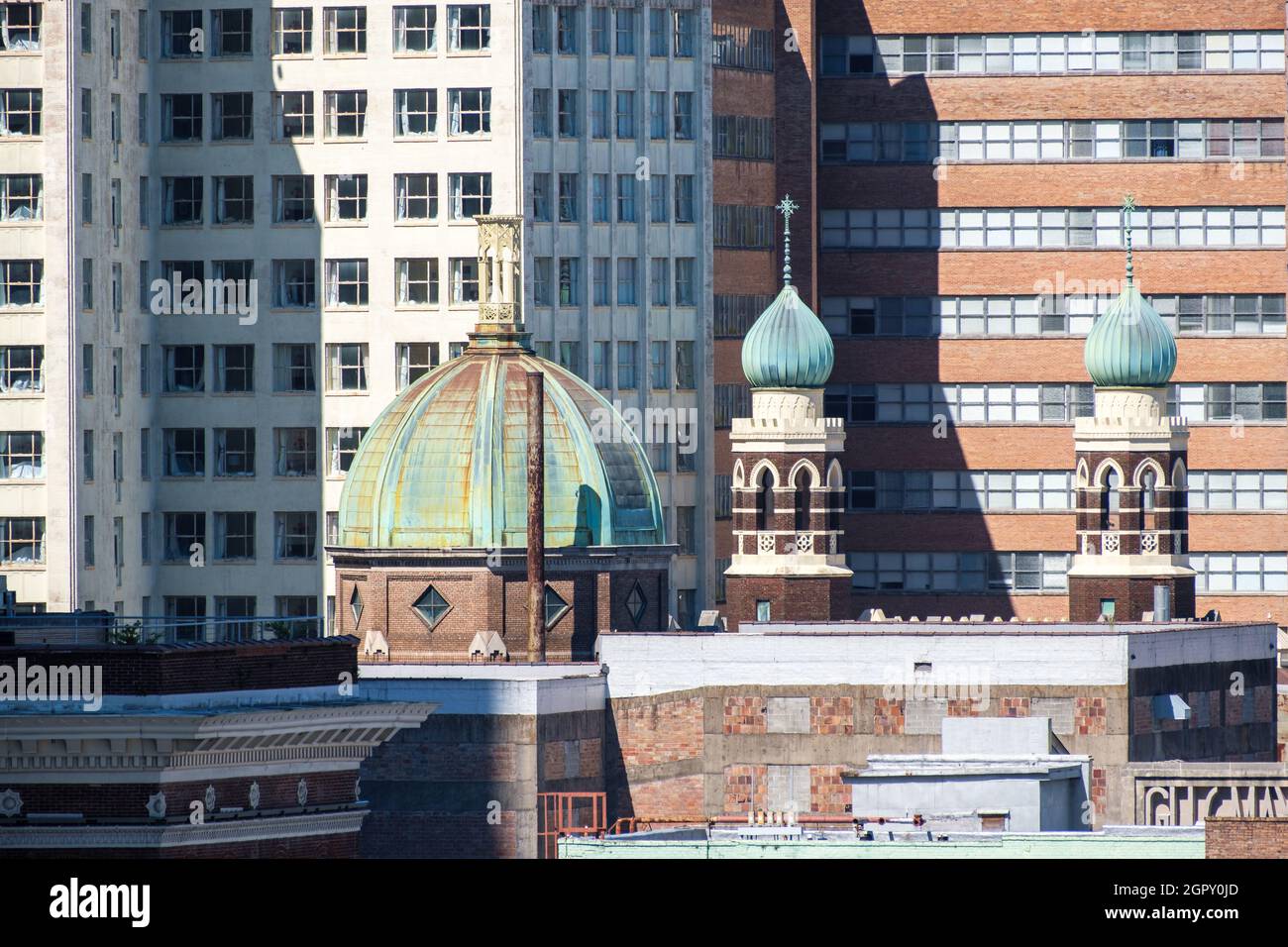 NEW ORLEANS, LA, USA - 26. SEPTEMBER 2021: Luftaufnahme der Kuppel und der Türme der Unbefleckten Empfängnis der katholischen Kirche im Herzen der Innenstadt Stockfoto