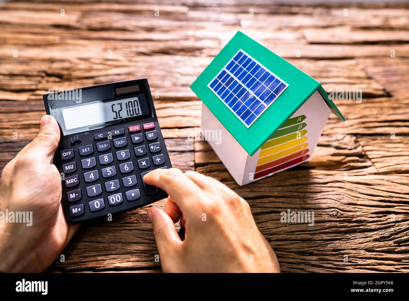 Solarpanel Haus Dach Investition. Immobilienrechner Stockfoto