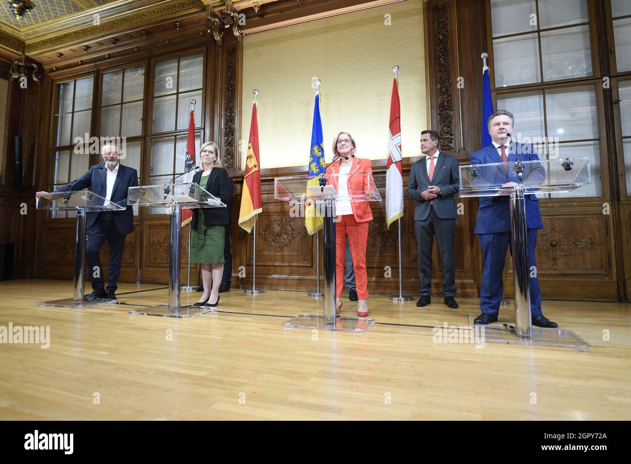 Wien, Österreich. 30. September 2021. Pressekonferenz über den Stand der Verhandlungen im östlichen Raum rund um das Klimaschutzticket mit dem Gouverneur des Burgenlandes Hans-Peter Doskozil (SPÖ), dem Klimaschutzminister Leonore Gewessler (die Grünen), dem Gouverneur von Niederösterreich Johanna Mikl-Leitner (ÖVP) und dem Gouverneur von Wien Michael Ludwig (SPÖ). Stockfoto