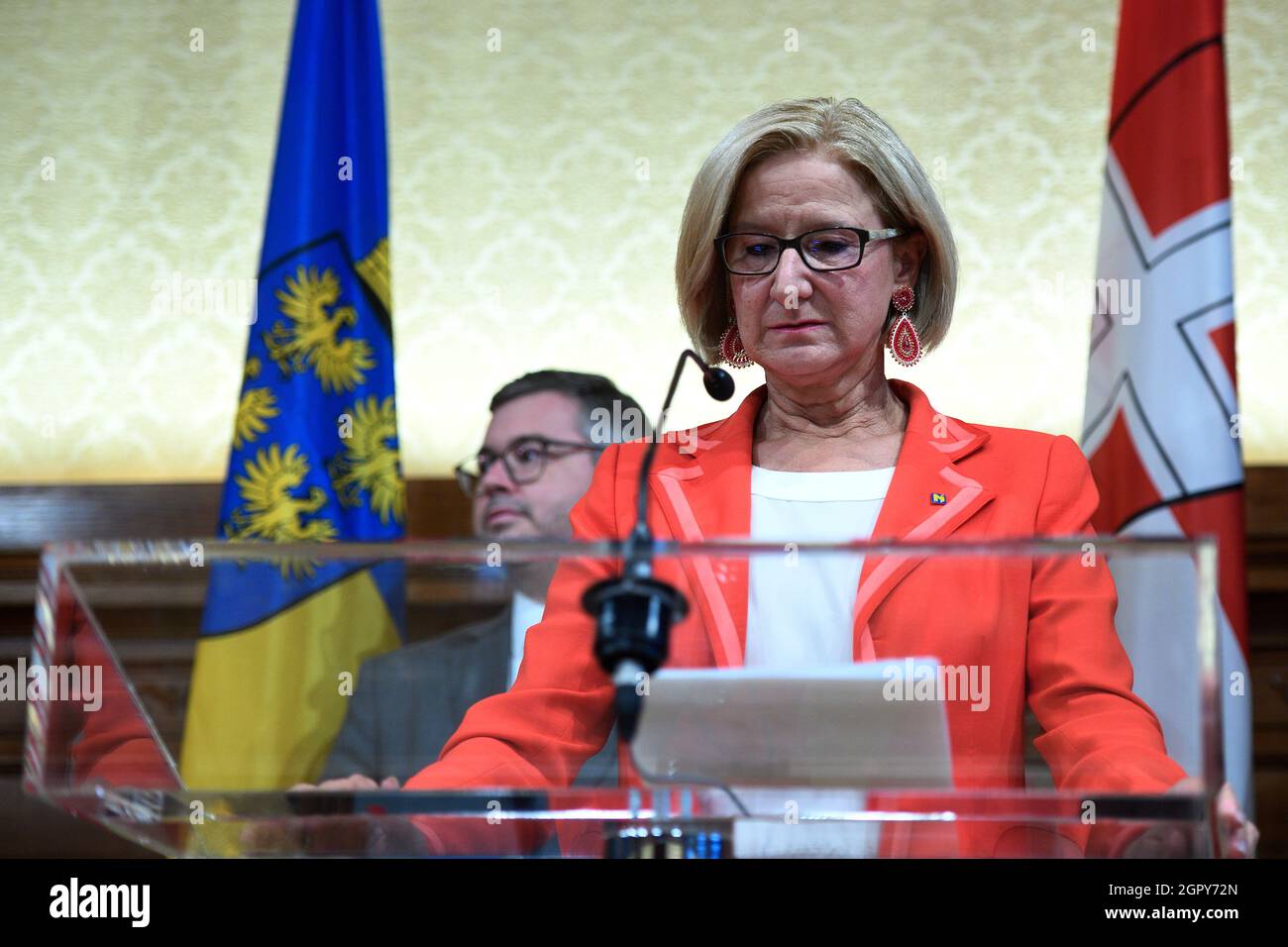 Wien, Österreich. September 2021. Pressekonferenz zum Stand der Verhandlungen in der Ostregion rund um das Klimaticket mit Landeshauptfrau Johanna Mikl-Leitner (ÖVP). Im Hintergrund Mobilitätsrat Ludwig Schleritzko (ÖVP Niederösterreich). Stockfoto