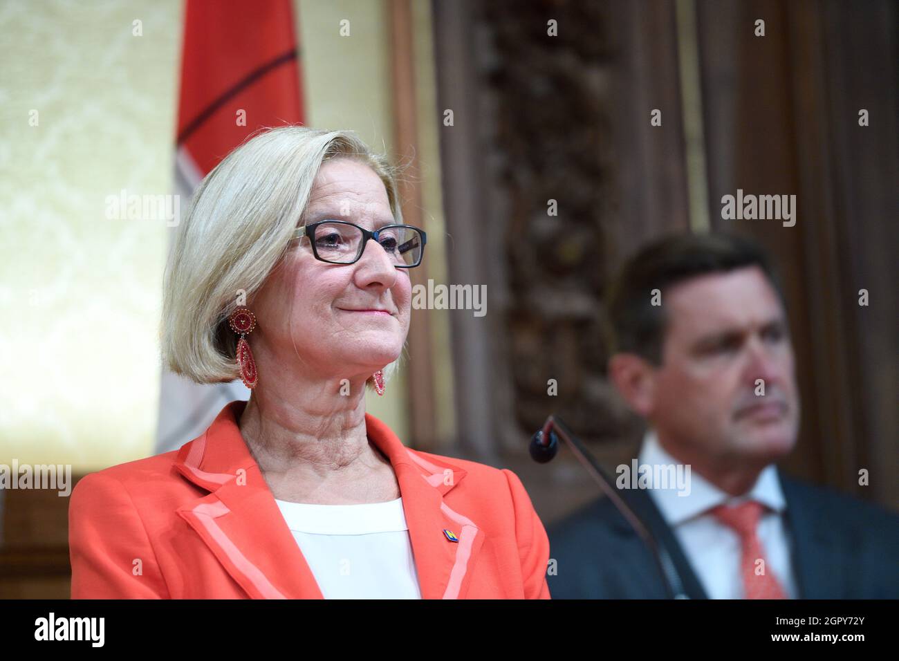 Wien, Österreich. September 2021. Pressekonferenz zum Stand der Verhandlungen in der Ostregion rund um das Klimaticket mit Landeshauptfrau Johanna Mikl-Leitner (ÖVP). Im Hintergrund Finanzrat Peter Haneke (SPÖ Wien). Stockfoto