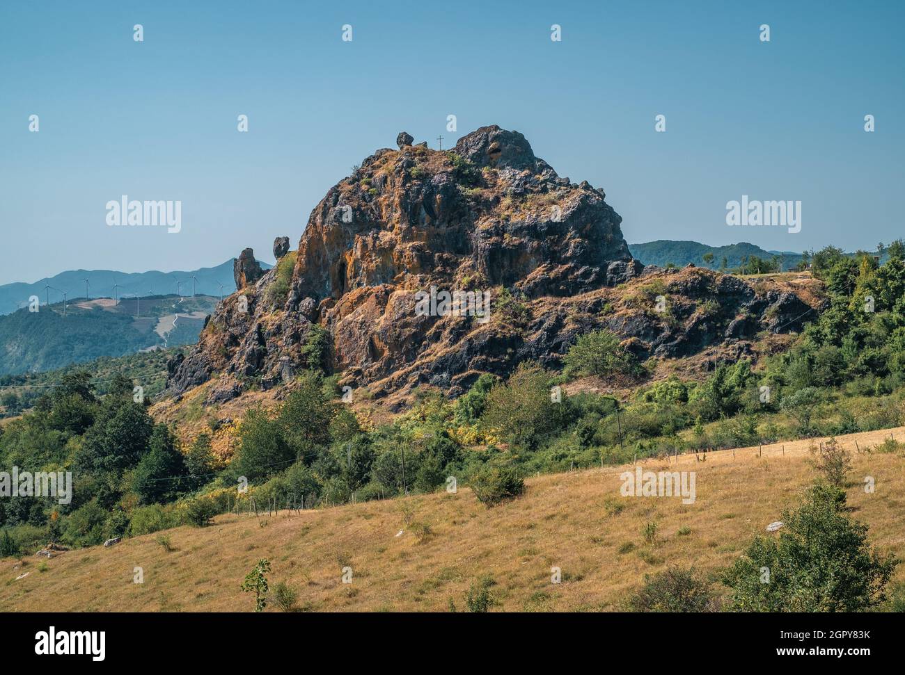 San Zanobi Stein - Sasso di San Zanobi - Ophiolithen Gesteinsformation in der Gemeinde Firenzuola, Toskana, Italien Stockfoto