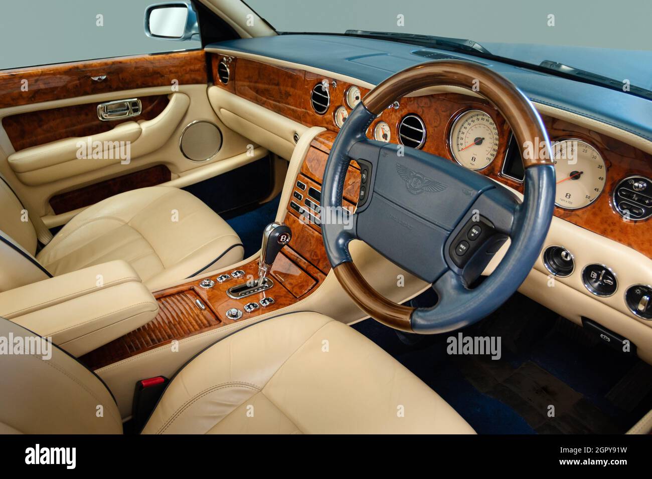 Vorderansicht der Kabine mit Lenkrad, Armaturenbrett, Leder- und Holzfurnierverkleidung im Bentley Arnage R Mulliner 6.76 V8 Twin Turbo aus dem Jahr 2006 Stockfoto