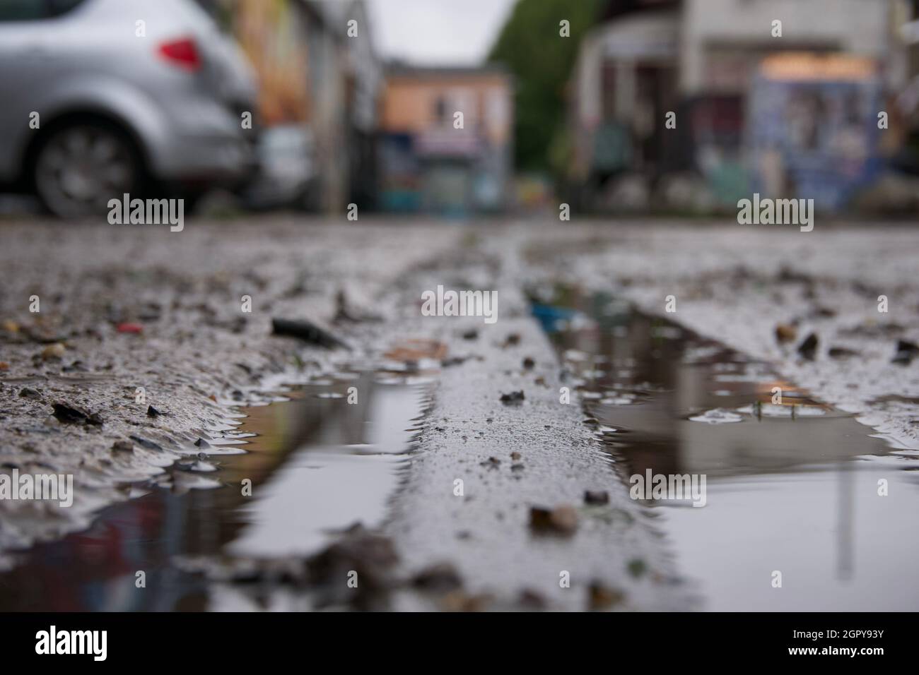 Straße und Schiene an einem verlorenen Platz in Berlin. Das Bild eignet sich perfekt für alle Hintergrundzwecke oder ähnliche Dinge. Stockfoto